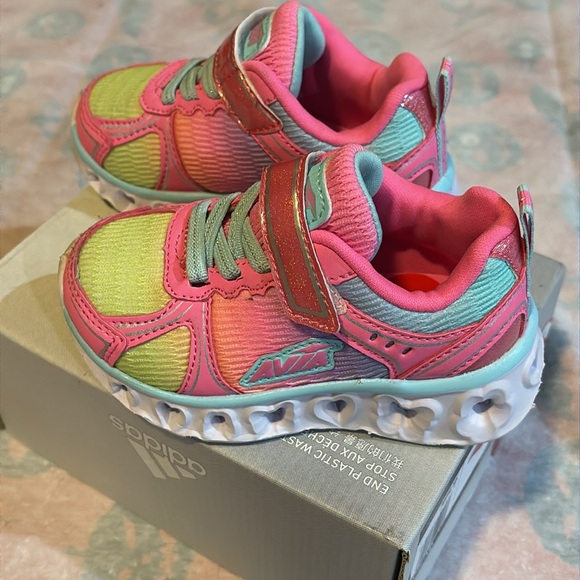 Avia - Picture 4 of 9